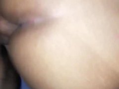 Um vídeo de pornô amador com uma travesti gulosa, praticando sexo anal bareback com um negro...